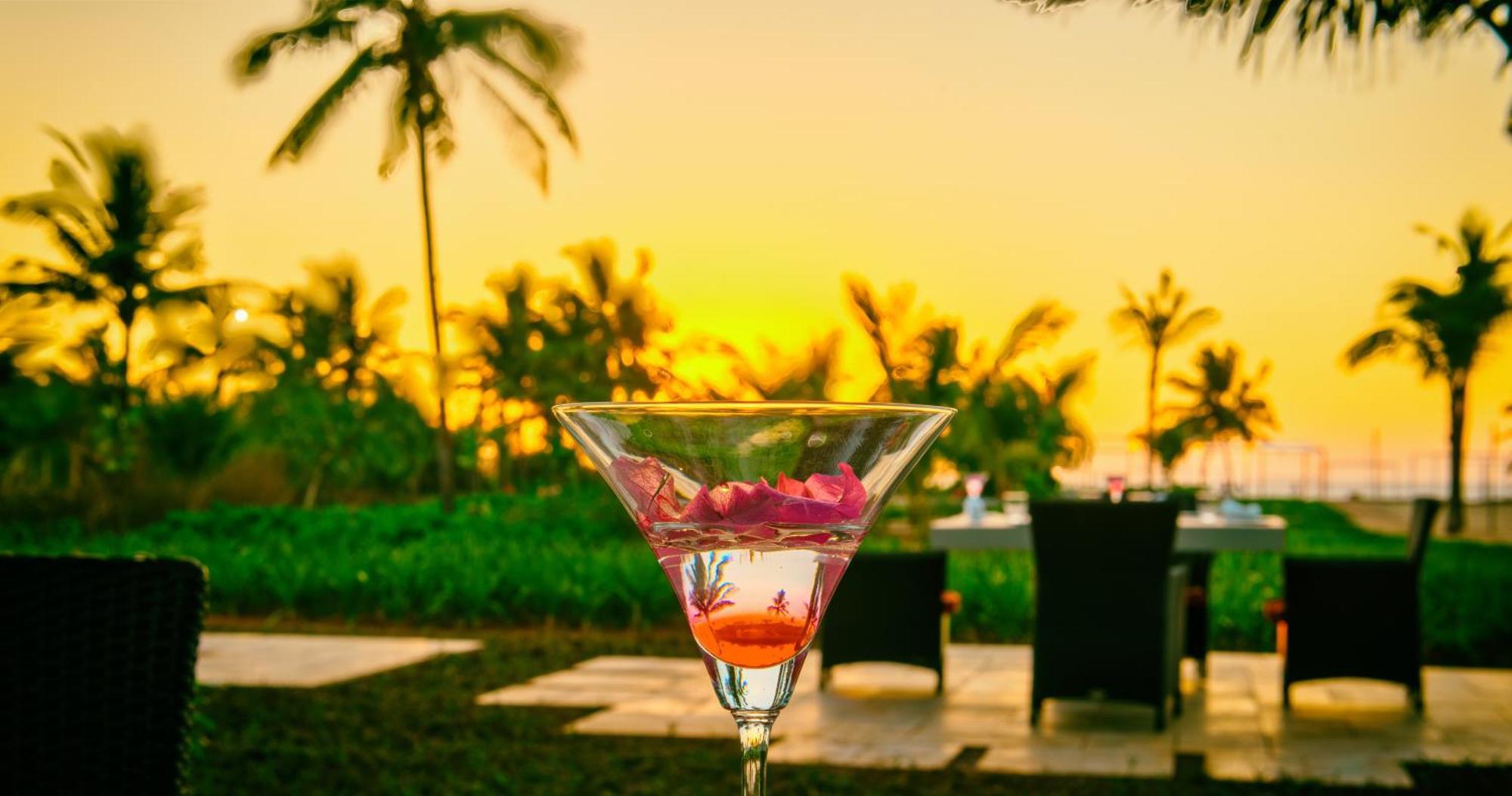 Azaya Beach Resort Goa Бенаулим Экстерьер фото