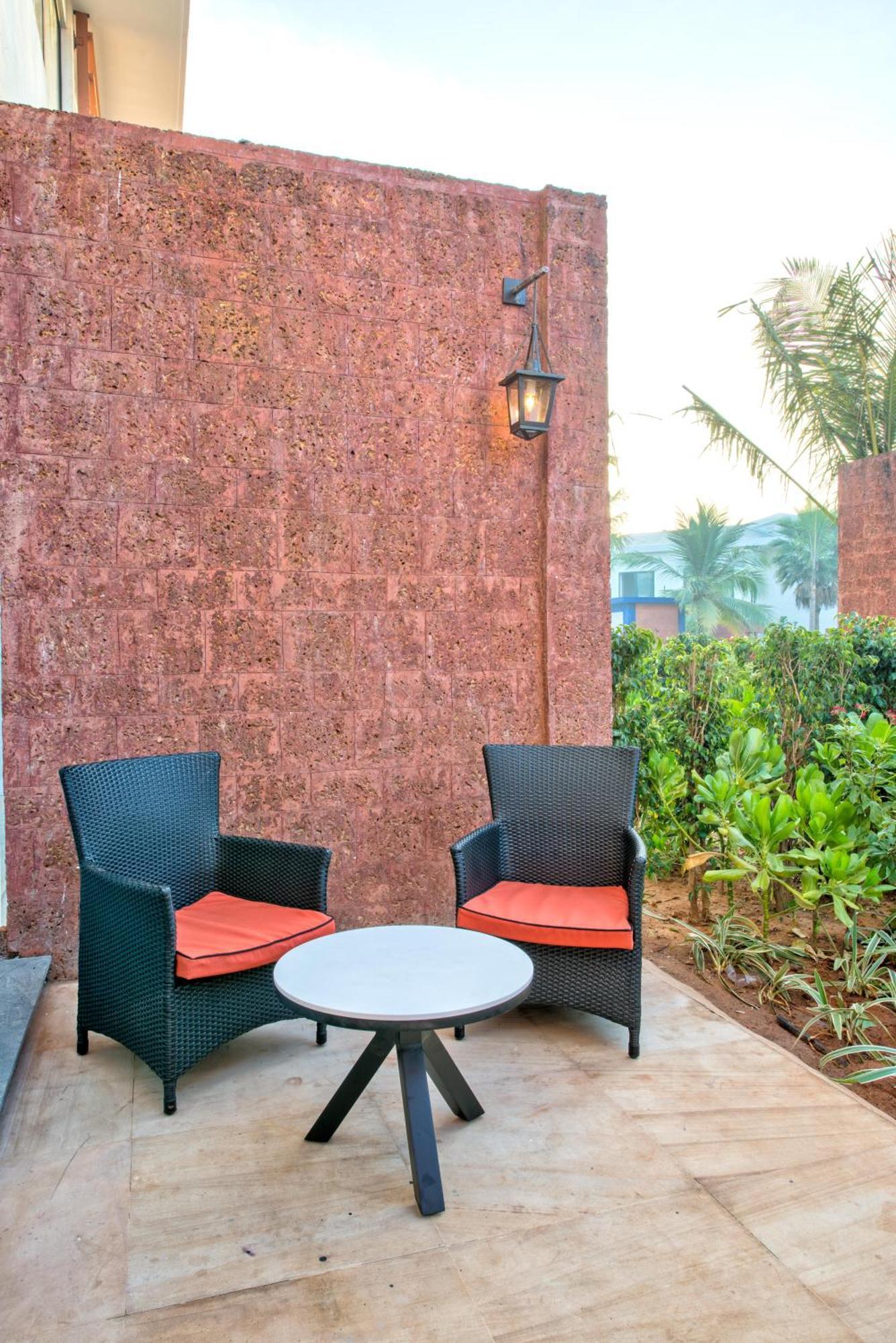 Azaya Beach Resort Goa Бенаулим Экстерьер фото